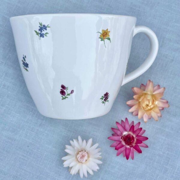 Vit kopp med små blommor 1 Småblommig kopp