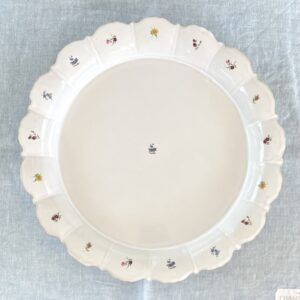 Uppläggningsfat med små blommor