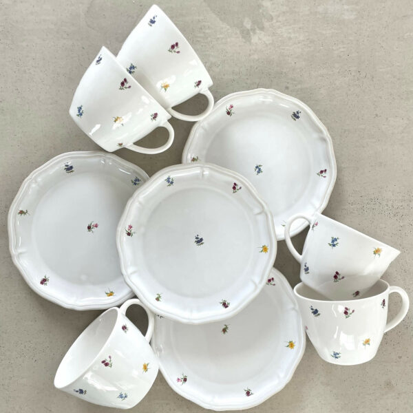 Blommig vit assiett för aptitretare och dessert 1 assiette småblommig