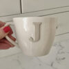 Kopp med bokstav 2 Beige kopp bokstav J
