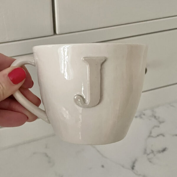 Kopp med bokstav 1 Beige kopp bokstav J