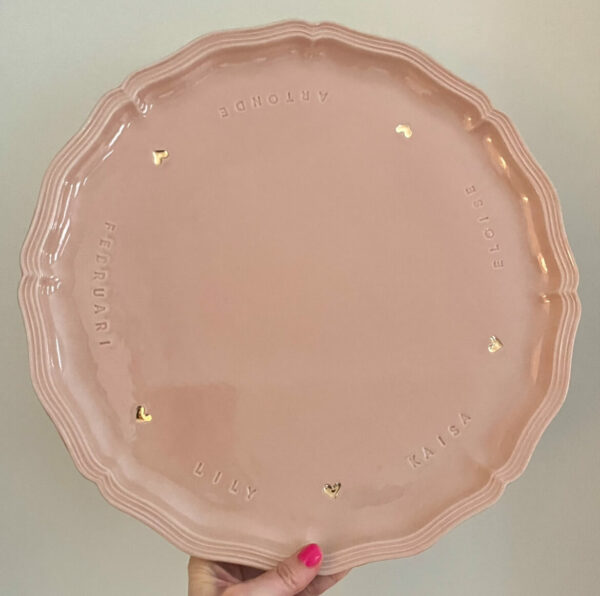 Ditt personliga stengodsfat: valfri text och detaljer i 22k guld 1 tårtfat rosa