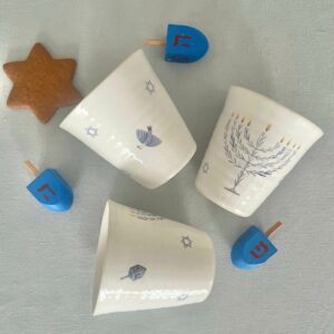 Handgjord glöggmugg för Chanukah, dekorerad med blå menorah, dreidel, fredsduva och stjärnor – perfekt för glögg, espresso eller värmeljus.