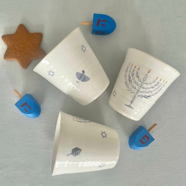 Handgjord glöggmugg för Chanukah, dekorerad med blå menorah, dreidel, fredsduva och stjärnor – perfekt för glögg, espresso eller värmeljus.