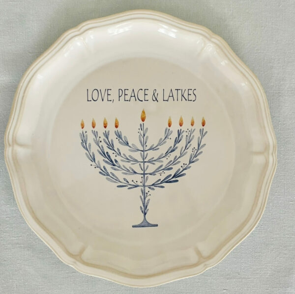 Chanukah assiett med menorah och texten Love, Peace & Latkes