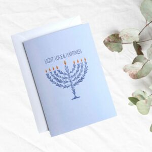 Chanukah-kort med menorah och texten "Light, Love & Happiness"