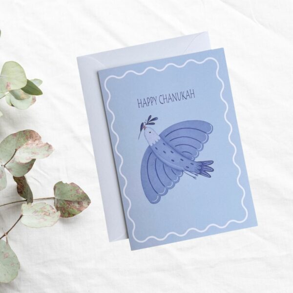 Chanukah-kort med duva som har menorah-formade vingar och texten "Happy Chanukah"