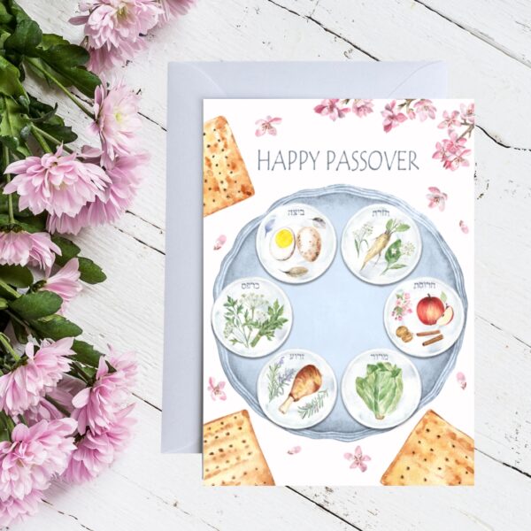 Pesach-kort med illustrerat sederfat med matza bröd och texten "Happy Passover"