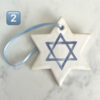 Handgjort keramikhänge i form av Davidsstjärna med blått band – dekorerat med blå Davidsstjärna i centrum.