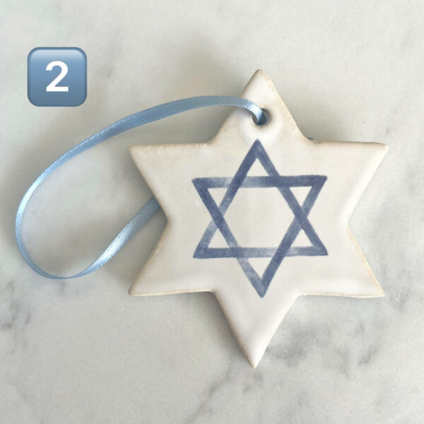 Handgjort keramikhänge i form av Davidsstjärna med blått band – dekorerat med blå Davidsstjärna i centrum.