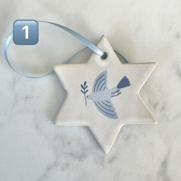 Handgjort julgranshänge i keramik i form av Davidsstjärna med blått band – dekorerat med fredsduva som bär olivkvist.