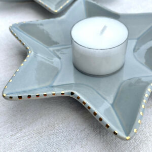 Närbild av gulddetaljer på stjärnformad ljushållare i keramik – handgjord för Shabbat