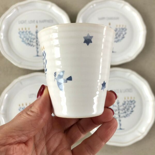 Handgjord Chanukahmugg i stengods med blå fredsduva, menorah och stjärnor – en symbolisk och vacker detalj för högtiden.