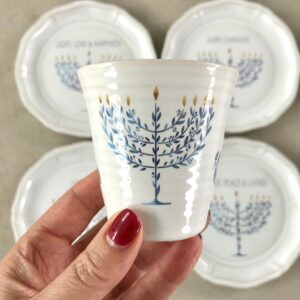 Handgjord Chanukahglöggmugg i stengods med blå menorah – ett elegant inslag för högtidens dukning.
