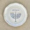 Chanukah assietter med menorah – Fyra olika textalternativ 3 Chanukah assiett med menorah och texten happy chanukah