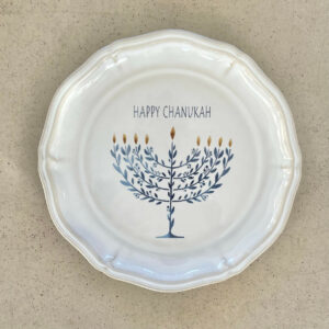 Chanukah assiett med menorah och texten happy chanukah