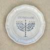 Chanukah assietter med menorah – Fyra olika textalternativ 7 Chanukah assiett med menorah och texten love, peace & latkes