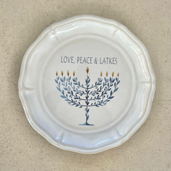 Chanukah assiett med menorah och texten love, peace & latkes