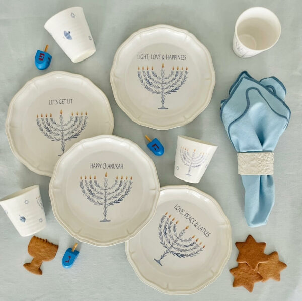 Chanukah assieter med olika text som visas med glöggkoppar