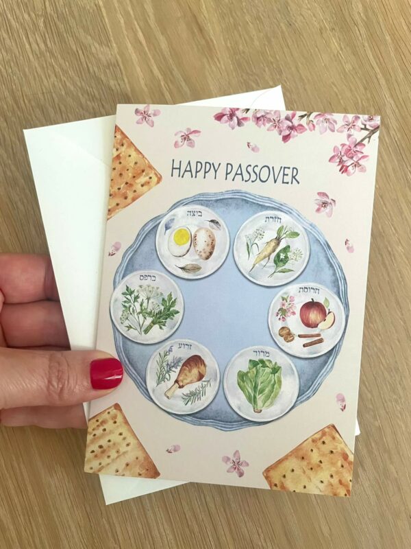 Kort till Pesach med ett illustrerat sederfat med matza bröd runtom och texten "Happy Passover"