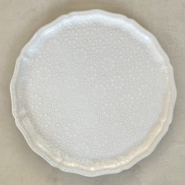 Rundt fat i vit glasyr med blomtryck – tillverkat i stengods, kan användas året runt.