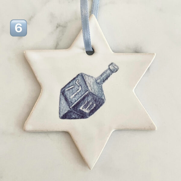 Handgjort keramikhänge i form av Davidsstjärna med blått band – dekorerat med blå dreidel