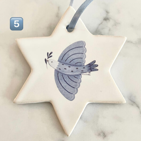 Handgjort julgranshänge i keramik i form av Davidsstjärna med blått band – dekorerat med fredsduva som bär olivkvist.