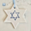 Handgjort keramikhänge i form av Davidsstjärna med blått band – dekorerat med blå Davidsstjärna i centrum.