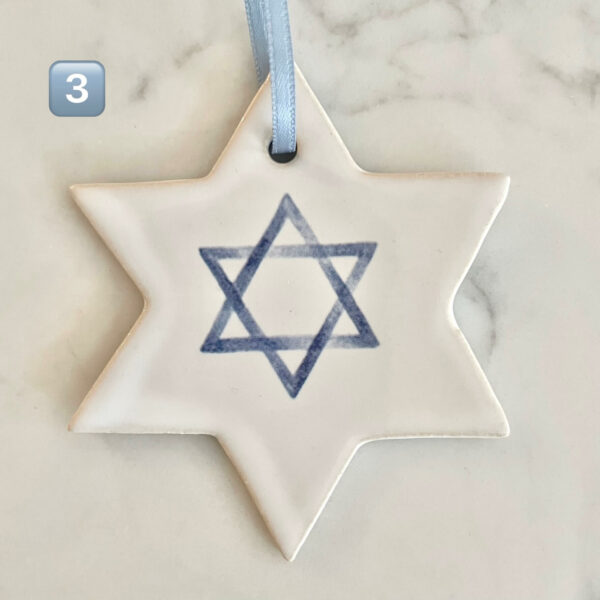 Handgjort keramikhänge i form av Davidsstjärna med blått band – dekorerat med blå Davidsstjärna i centrum.