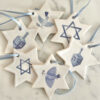 Hängen i keramik format som davidsstjärna Chanukah hanukkah med olika motiv; duva, stjärna, dreidel