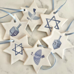 Hängen i keramik format som davidsstjärna Chanukah hanukkah med olika motiv; duva, stjärna, dreidel